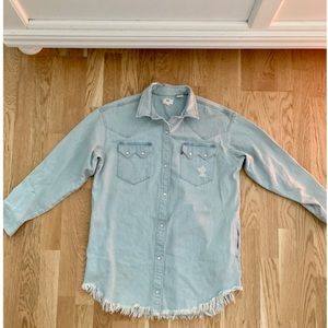 Levi’s Oversized Saooth Button Down Shirt